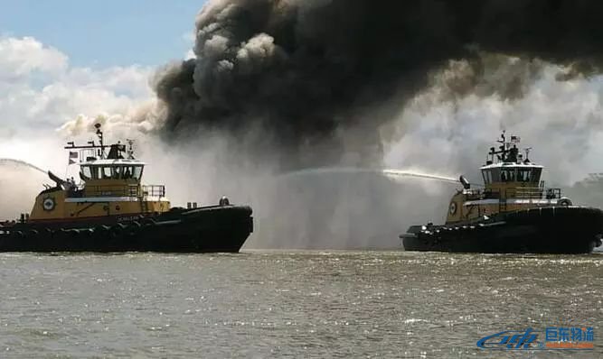 海运船莫比尔河两艘驳船被火焰吞噬！浓烟滚滚！！！
