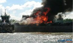 海运船莫比尔河两艘驳船被火焰吞
