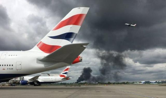 国际空运到英国注意了,英国希思罗机场附近发生爆炸,滚滚浓烟！