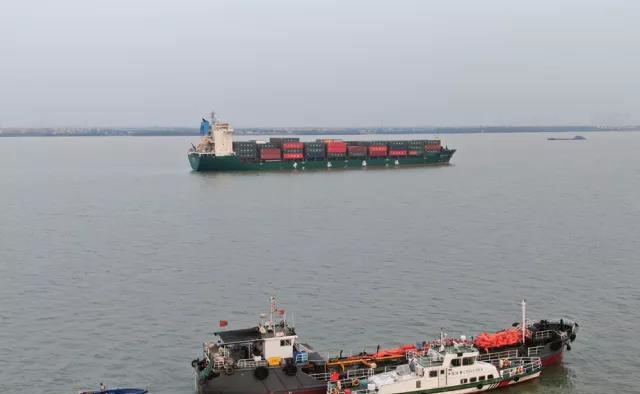 散货船沉没，广州海域一集装箱船
