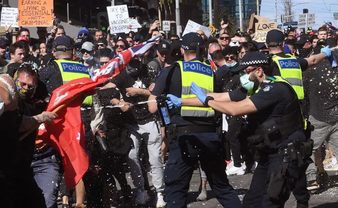 澳多地爆发大规模抗议，燃烧瓶、辣椒水