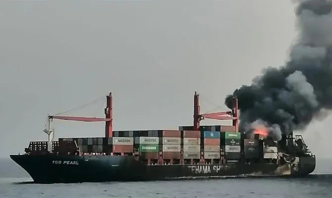 突发！一集装箱船起火后在红海沉