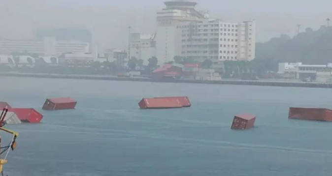新加坡港15个集装箱不堪强风吹袭，