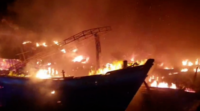泰国湾附近一港口起火，7艘船被烧