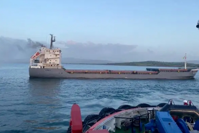 货船突然起火，达达尼尔海峡交通暂时中断！