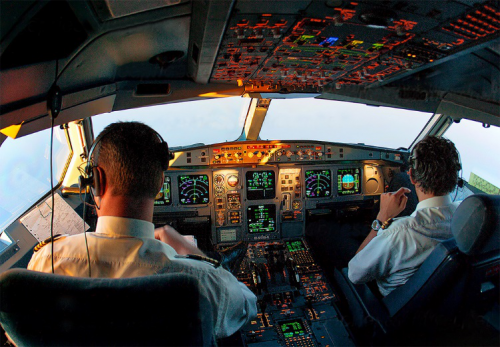 国际空运_国际航空为什么驾驶舱两名飞行员仍然必不可少？