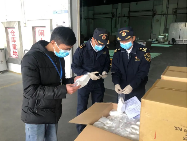 4月8日,广州白云机场海关查获无医疗器械注册证出口口罩(摄影陈俐利).jpg 出口报关前,怎样辨别口罩的真假?
