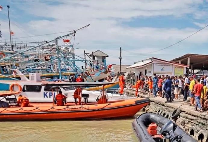 突发事故！渔船与散货船相撞沉没，17名渔民失踪