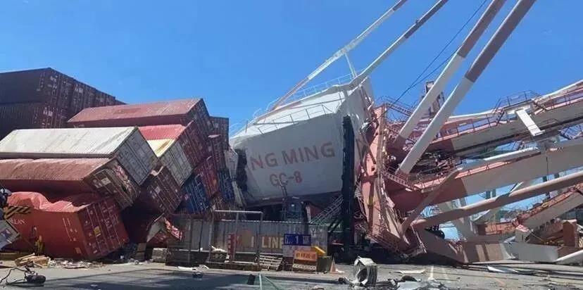 一艘集装箱船撞上高雄码头，起重机倒塌，挂靠国内多个港口共舱船司众多！