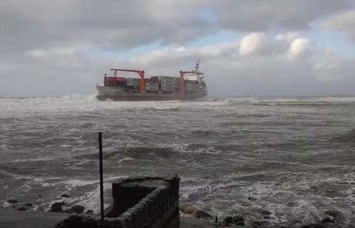 突发！一集装箱船搁浅船体出现裂缝，船上14名中国船员已安全撤离！