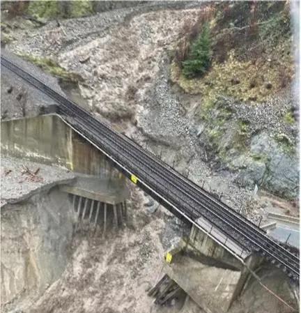 遭特大洪水袭击，温哥华港运营中断，铁路