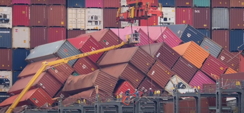 突发！一艘满载中国货物集装箱船发生严重货柜倒塌坠海事故，事发美东、涉及多家共舱船公司