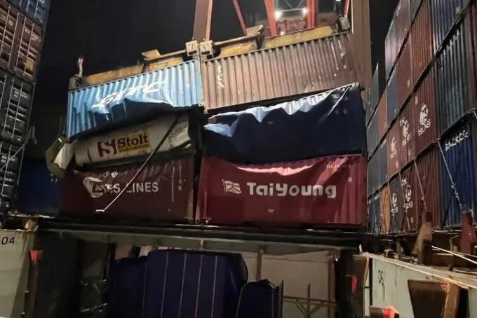 一集装箱船发生危险化学品泄漏，目的港包