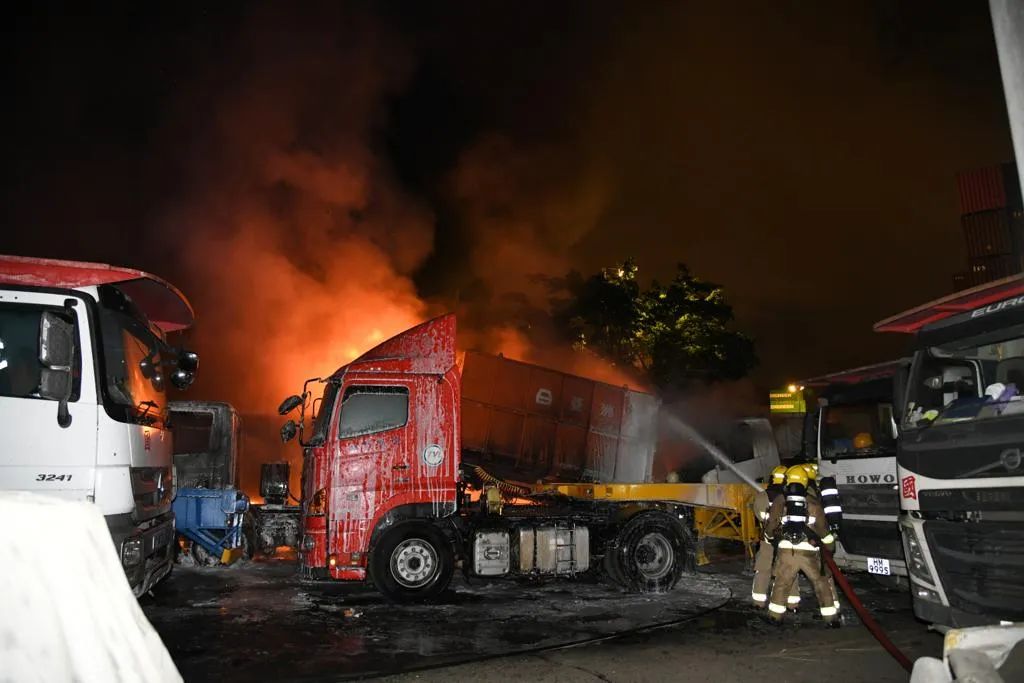 突发！香港一货柜码头14辆货车爆炸起火