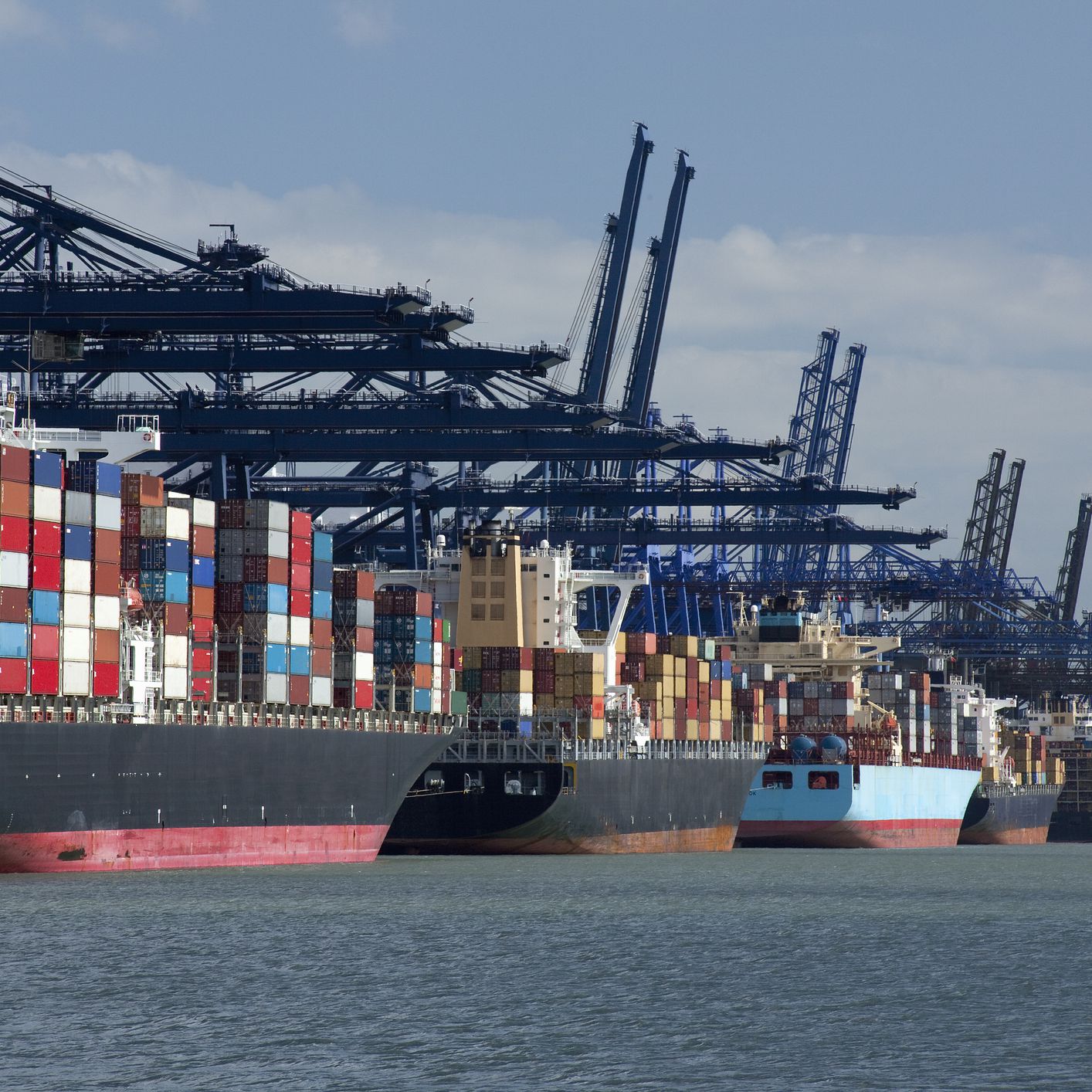 新集装箱船订单激增，2023年运力过剩风险增