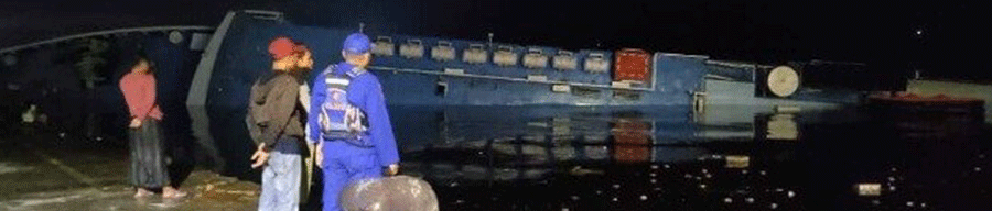 一艘滚装船在加里曼丹码头倾覆