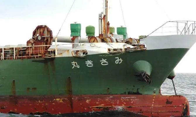 中国集装箱船在横滨海域与一杂货船相撞