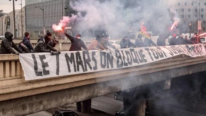 法国就退休制度爆发新一轮罢工