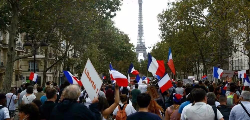 法国不满退休制度，罢工致高速封