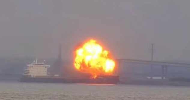 突发！美国巴尔的摩港一货船爆炸起火，现