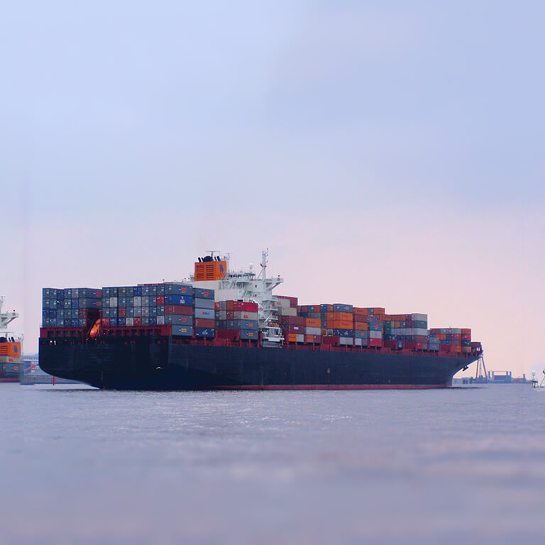 一艘中国货船于美国海关接受检查，未申报